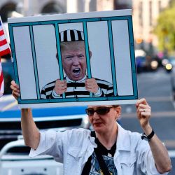 Los manifestantes bloquean el tráfico el primer día del juicio por fraude financiero de Trump en la Corte Suprema del Estado de Nueva York. Foto de Kena Betancur/AFP | Foto:AFP