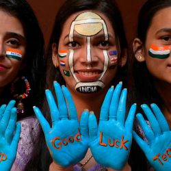 Las mujeres posan después de pintarse las manos y la cara antes de la Copa Mundial de Cricket masculino en Amritsar. Foto de Narinder NANU / AFP | Foto:AFP