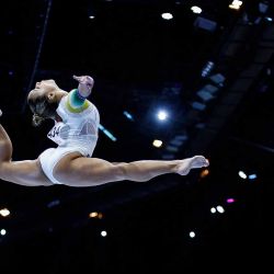 La brasileña Flavia Saraiva compite en la barra de equilibrio durante la sesión de clasificación femenina del 52º Campeonato Mundial de Gimnasia Artística en Amberes. Foto de KENZO TRIBOUILLARD / AFP | Foto:AFP
