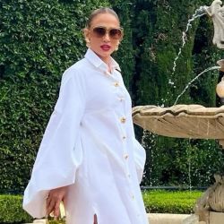 JLo se luce con un increíble look de vestido camisero por Schiaparelli