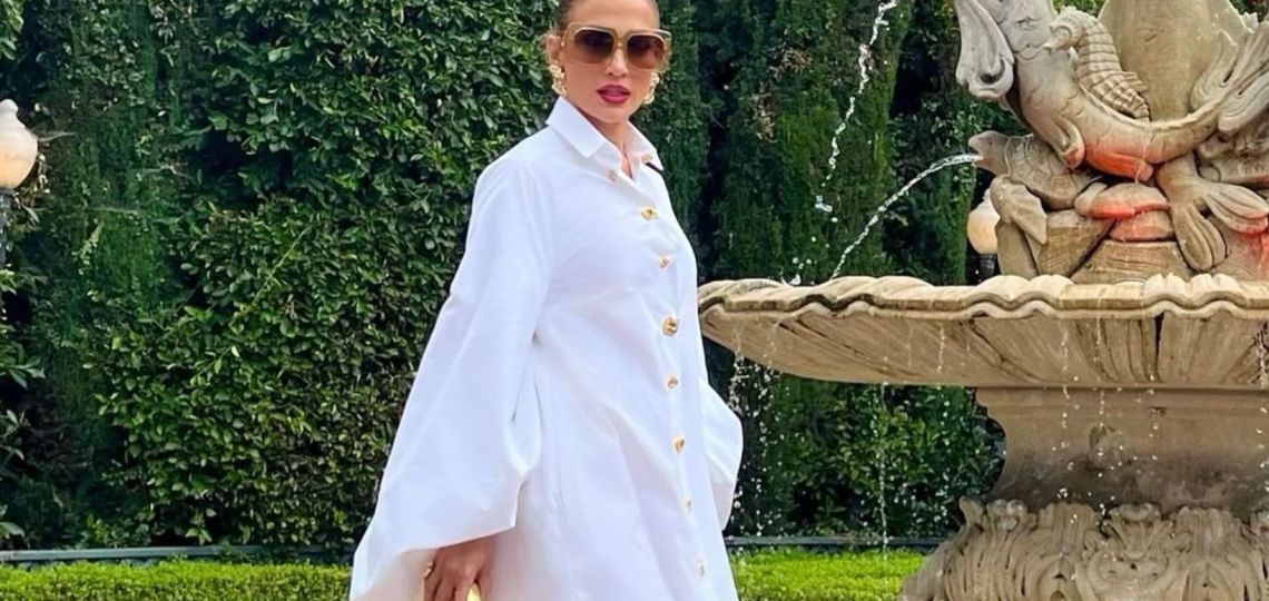 Jennifer López se luce con un increíble look de vestido camisero por Schiaparelli