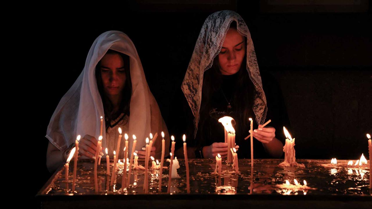 Los fieles encienden velas y rezan durante un servicio por los refugiados de Nagorno Karabaj en la iglesia vicarial de Saint-Sargis como parte de la oración nacional por el día de Artsaj en Ereván. Foto de ALAIN JOCARD / AFP | Foto:AFP