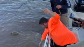 La raya, tras las fotos de rigor, fue devuelta a las aguas del río Paraná.