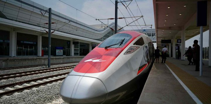El tren de alta velocidad Yakarta-Bandung llamado 'Whoosh' se ve después de la inauguración en la estación de Padalarang. Foto de BAY ISMOYO / AFP