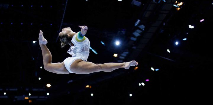 La brasileña Flavia Saraiva compite en la barra de equilibrio durante la sesión de clasificación femenina del 52º Campeonato Mundial de Gimnasia Artística en Amberes. Foto de KENZO TRIBOUILLARD / AFP