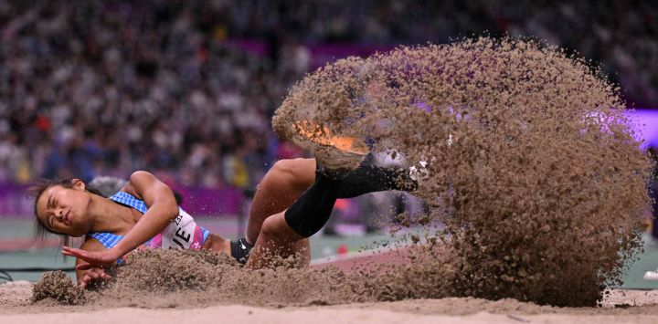 Yue Nga Yan, de Hong Kong, compite en la final de atletismo de salto de longitud femenino durante los Juegos Asiáticos. Foto de WILLIAM WEST / AFP