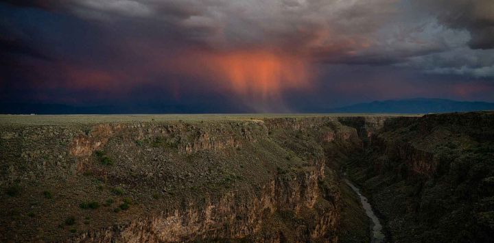 El río Grande fluye hacia el sur en un mirador desde el puente Rio Grande Gorge Taos, Nuevo México. El clima cada vez más árido. Foto de AFP 