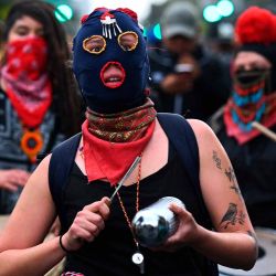 Los manifestantes marchan para conmemorar el 55th aniversario de la masacre estudiantil de Tlatelolco en la Ciudad de México. Foto de Rodrigo ARANGUA/AFP | Foto:AFP