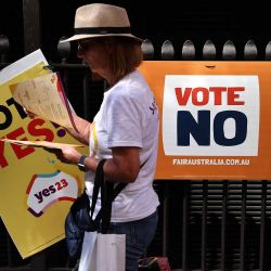 Un voluntario reparte folletos electorales frente a un centro de votación en el centro de Sydney. Foto de DAVID GRAY / AFP | Foto:AFP