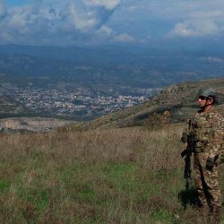 Un militar azerí se encuentra en una antigua posición militar de los separatistas armenios en la aldea de Mukhtar. Foto de EMMANUEL DUNAND / AFP | Foto:AFP