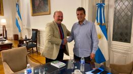 Quién es Carlos María de los Santos, el diseñador del "Peso Digital Argentino" que presento Massa en el debate