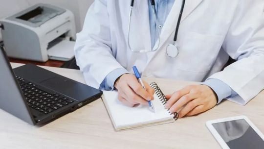 Carta de un médico al sistema de salud: un bono que pone el dedo en la realidad sanitaria