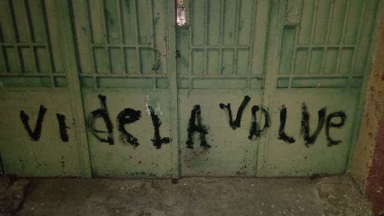 "Volvé Videla": vandalizaron un bachillerato con frases que reivindican a la dictadura