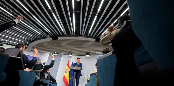 El primer ministro en funciones de España, Pedro Sánchez, responde a las preguntas de los medios en el Palacio de La Moncloa en Madrid. Foto de Thomas COEX / AFP
