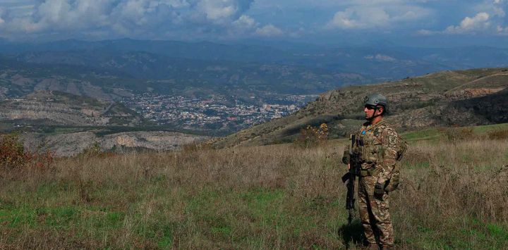 Un militar azerí se encuentra en una antigua posición militar de los separatistas armenios en la aldea de Mukhtar. Foto de EMMANUEL DUNAND / AFP