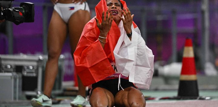 Kemi Adekoya, de Bahréin, celebra ganar la final femenina de atletismo de 400 m con vallas durante los Juegos Asiáticos en Hangzhou. Foto de HECTOR RETAMAL / AFP