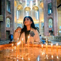 Una mujer de etnia armenia reza en la Catedral Armenia de Moscú, oficialmente conocida como Catedral de la Santa Transfiguración. Foto de Alexander NEMENOV / AFP | Foto:AFP