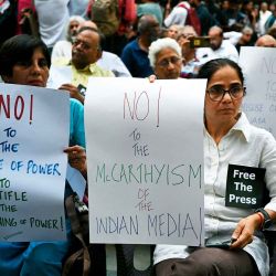 Miembros de la prensa sostienen pancartas durante una protesta en Nueva Delhi para condenar el reciente arresto de periodistas. Foto de Arun SANKAR / AFP | Foto:AFP