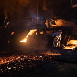 Un empleado trabaja en un taller de alto horno en la planta siderúrgica de Zaporizhstal en Zaporizhzhia, este de Ucrania. Foto de Andrii KALCHENKO / AFP | Foto:AFP