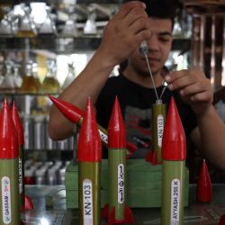 Un empleado llena frascos de perfume con forma de cohetes Qassam de fabricación local, vendidos en una tienda en la ciudad de Gaza. Foto de Mohammed ABED / AFP | Foto:AFP