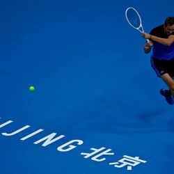 El ruso Daniil Medvedev regresa al italiano Jannik Sinner durante la final individual masculina del torneo de tenis Abierto de China en Beijing. Foto de Pedro PARDO / AFP | Foto:AFP