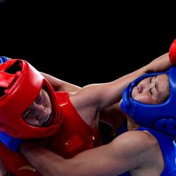 La china Chang Yuan compite contra la norcoreana Pang Chol mi (azul) en la final de boxeo femenino de 50-54 kg durante los Juegos Asiáticos Hangzhou. Foto de Ishara S. KODIKARA / AFP | Foto:AFP