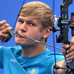 Andrey Tyutyun de Kazajstán compite contra Tailandia en el partido de cuartos de final por equipos mixtos de tiro con arco durante los Juegos Asiáticos. Foto de Jung Yeon-je / AFP | Foto:AFP