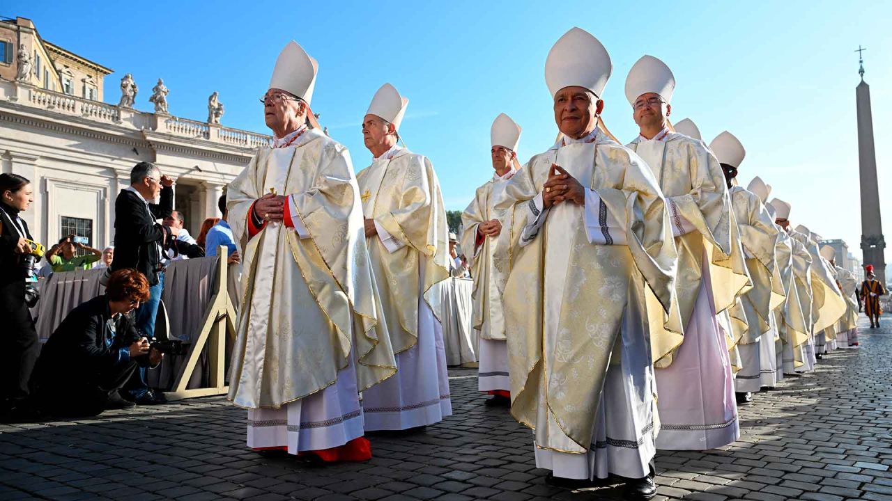 Los cardenales recién elegidos llegan para asistir a una santa misa el día de apertura de la 16ª Asamblea General Ordinaria del Sínodo de los Obispos, en la plaza de San Pedro en el Vaticano. Foto de Andreas SOLARO / AFP | Foto:AFP