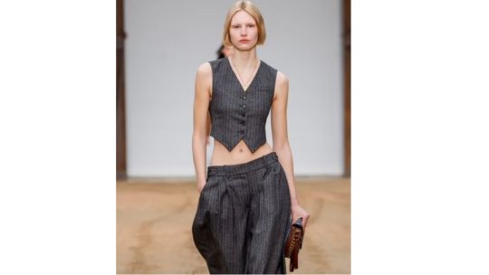 Pantalón ancho y chaleco: cómo llevar el look más chic en el día y la noche