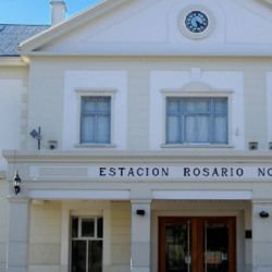 Para el tramo Retiro-Rosario Norte los pasajes cuestan $2.140 en primera y $2.555 en pullman, para el tramo Retiro-Rosario Sur el valor es de $1.905 y de $2.405 respectivamente.