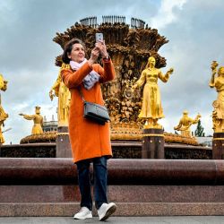 Una mujer se toma una foto selfie junto a la fuente "Amistad de las Naciones" en el Centro de Exposiciones de toda Rusia (VDNKh) en Moscú. Foto de Alexander NEMENOV / AFP | Foto:AFP