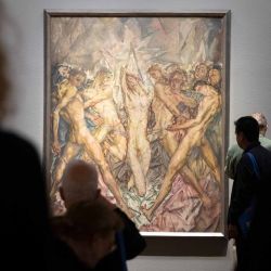 Los visitantes se encuentran frente al cuadro "La flagelación" del pintor austriaco Max Oppenheimer, en el Museo Leopold de Viena. Foto de Alex HALADA / AFP | Foto:AFP
