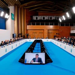 El primer ministro español, Pedro Sánchez, aparece en las pantallas durante una sesión plenaria de la cumbre de la Comunidad Política Europea en el Palacio del Congreso de Granada. Foto de Ludovic MARIN / AFP | Foto:AFP