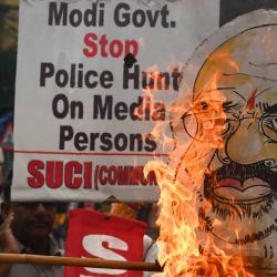 Activistas del Centro de Unidad Social de la India queman un recorte del Ministro de la India Amit Shah, durante una protesta contra el reciente arresto de periodistas, en Calcuta. Foto de Dibyangshu SARKAR / AFP | Foto:AFP