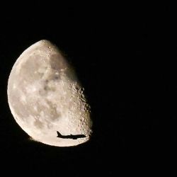La silueta de un avión se ve frente a la luna en Moscú . Foto de Yuri KADOBNOV / AFP  | Foto:AFP