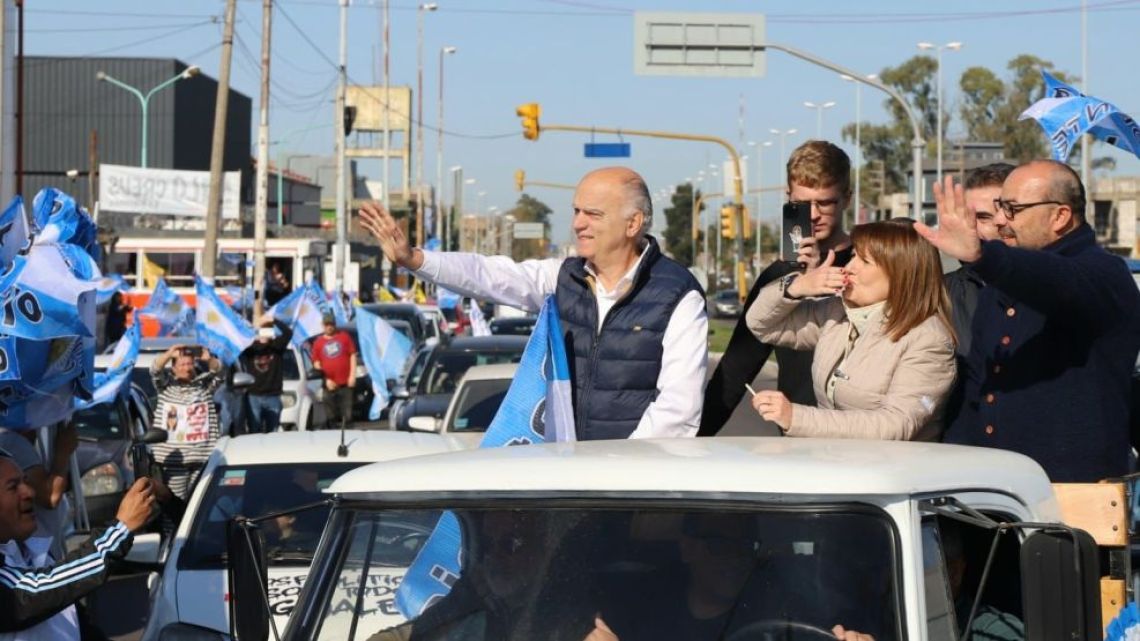Néstor Grindetti and Patricia Bullrich touring.