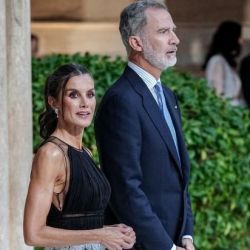 La Reina Letizia a pura tendencia: coleta alta con ondas y mechones al estilo de los años 90