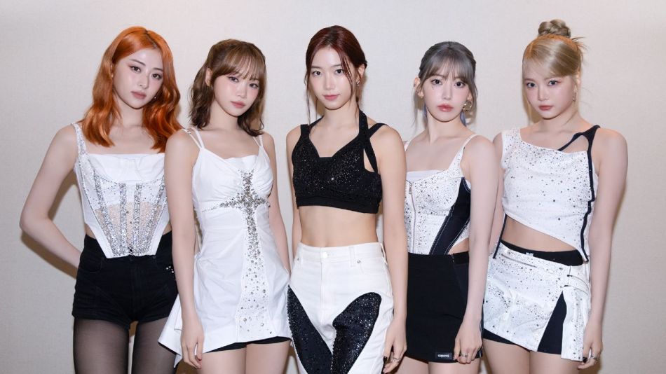 Yunjin, Chaewon, Kazuha, Sakura y Eunchae