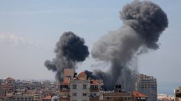 Las columnas de humo por los ataques de Hamas contra Israel, y las respuestas del gobierno de Netanyahu.