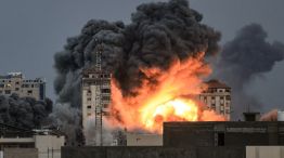 Un edificio en Gaza, alcanzado por los ataques aéreos israelíes en represalia a los misilies lanzados por palestinos desde la mañana sobre territorio judío. 