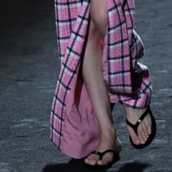 El regreso triunfal de las Flip Flops o chanclas en las pasarelas del Paris Fashion Week