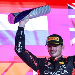 El piloto holandés de Red Bull Racing, Max Verstappen, celebra en el podio tras el Gran Premio de Fórmula Uno de Qatar en el Circuito Internacional de Lusail. | Foto:GIUSEPPE CACACE / AFP