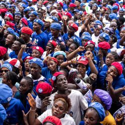 Los partidarios del presidente liberiano George Weah y su partido político Congreso para el Cambio Democrático (CDC) se reúnen antes de su último mitin de campaña en Monrovia. | Foto:JOHN WESSELS/AFP
