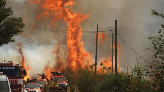 VIDEOS: Así se queman las viviendas alcanzadas por los incendios en las sierras de Córdoba, hay evacuados