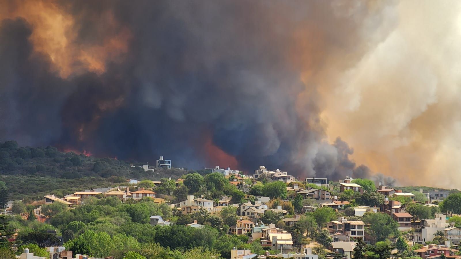 Carlos paz acechado por los incendios