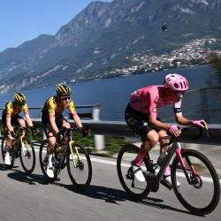 El ciclista suizo de EF Education-EasyPost, Mikkel Frolich Honore, lidera el pelotón mientras recorren el lago de Como durante la 117.ª edición del Tour de Lombardía, una carrera ciclista de 238 km desde Como a Bérgamo. | Foto:MARCO BERTORELLO/AFP
