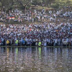 El pueblo Oromo se reúne a orillas del lago Hora Arsadi durante la celebración de “Irreecha”, la festividad de acción de gracias del pueblo Oromo en Bishoftu, Etiopía. | Foto:Amanuel Sileshi / AFP
