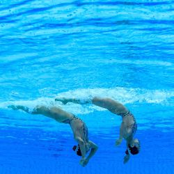 Hur Yoon-seo y Lee Ri-young de Corea del Sur compiten en la final del evento de natación artística libre a dúo femenino durante los Juegos Asiáticos Hangzhou 2022 en Hangzhou, en la provincia oriental china de Zhejiang. | Foto:MANAN VATSYAYANA / AFP