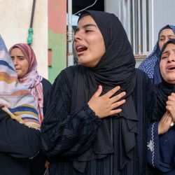La gente llora durante el funeral de los palestinos muertos en los bombardeos israelíes nocturnos en Khan Yunis, en el sur de la Franja de Gaza. | Foto:SAID KHATIB / AFP