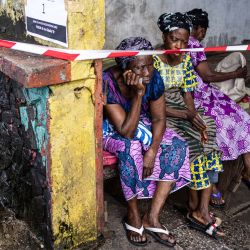 Los votantes se sientan mientras esperan que se abran las urnas en Monrovia. Los liberianos comenzaron a votar el martes sobre si darle a la leyenda del fútbol George Weah un segundo mandato como presidente. | Foto:JOHN WESSELS / AFP